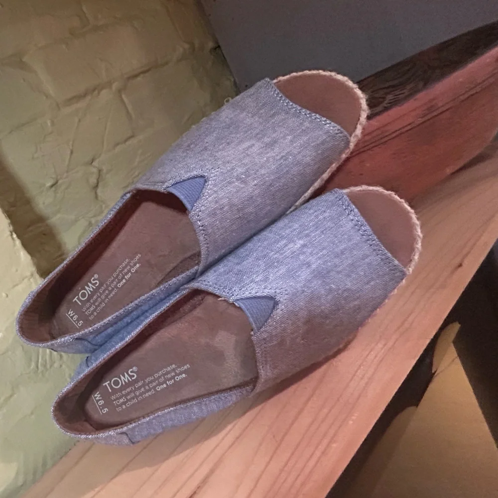 TOMS‎ Denim Blue Slip-On Shoes